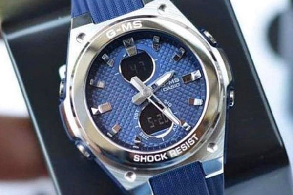 nen chon dong ho g shock msg c100g dung pin hay dung nang luong mat troi